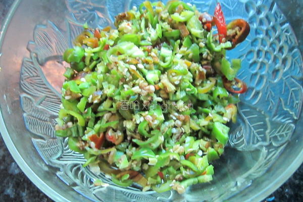 辣椒丁炒咸豆角的做法图解1