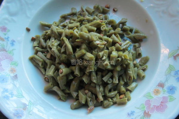 辣椒丁炒咸豆角的做法图解2
