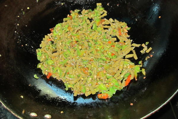 辣椒丁炒咸豆角的做法图解4