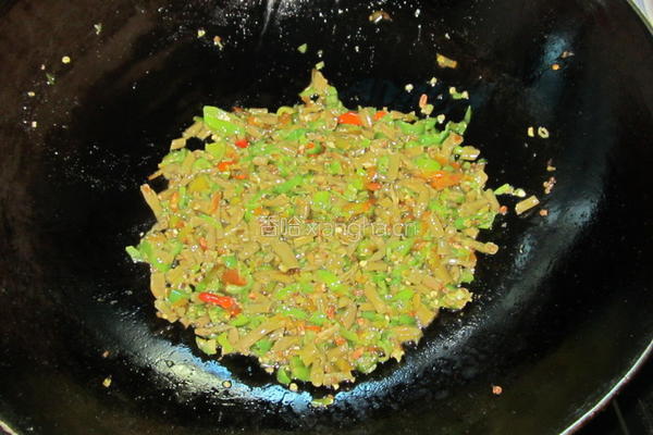 辣椒丁炒咸豆角的做法图解6