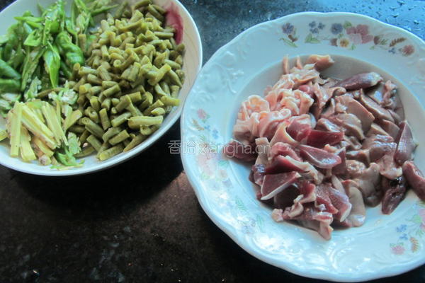 咸豆角炒鸭杂的做法图解2