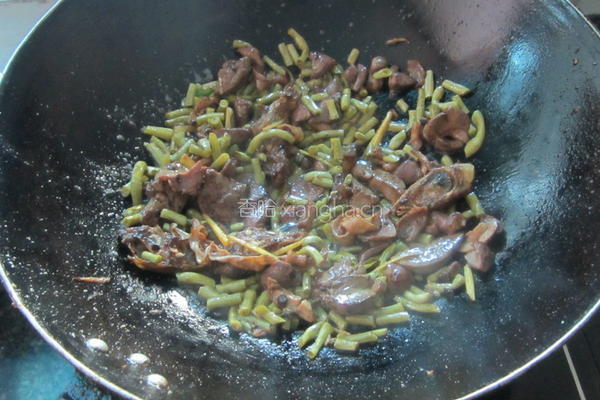 咸豆角炒鸭杂的做法图解8