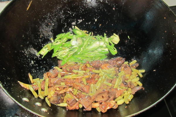 咸豆角炒鸭杂的做法图解9