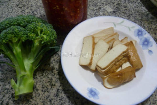 香干炒西兰花的做法图解1