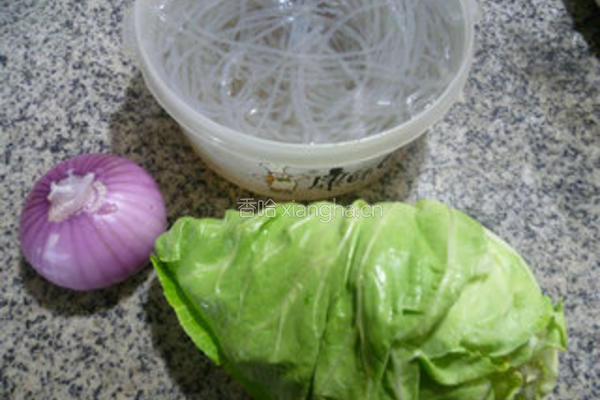 洋葱牛心菜炒粉条的做法图解1