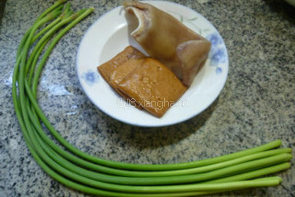 蒜薹香干拌猪耳朵的做法图解1