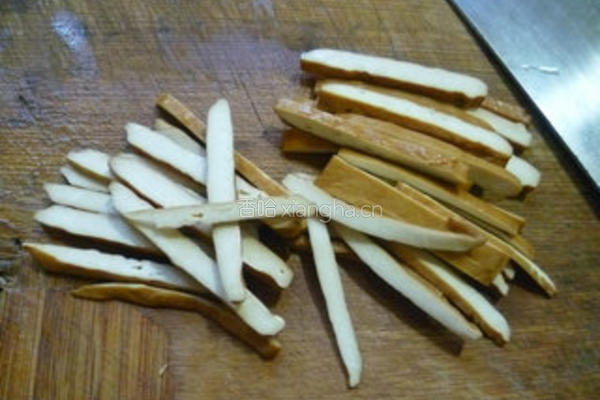 蒜薹香干拌猪耳朵的做法图解4