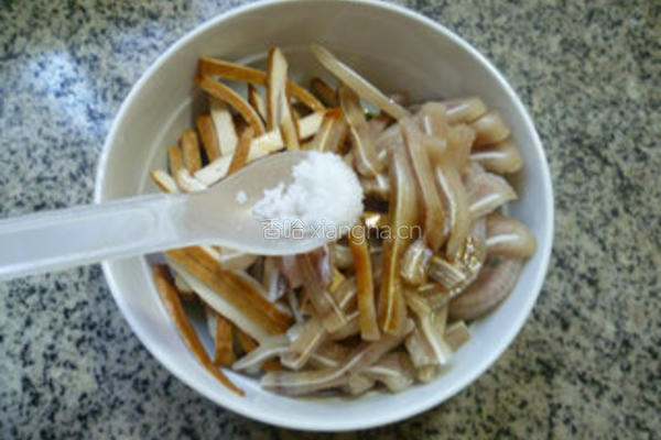 蒜薹香干拌猪耳朵的做法图解11