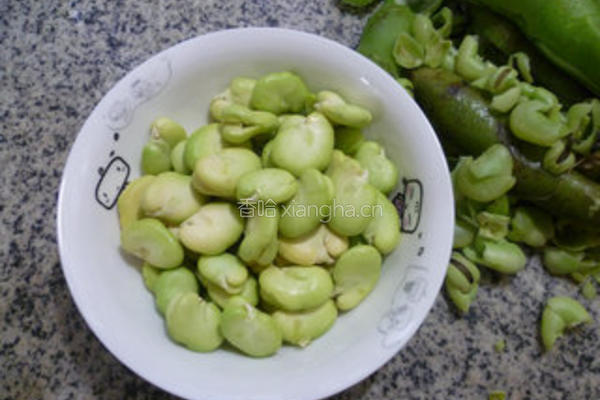 雪菜香干炒蚕豆的做法图解3