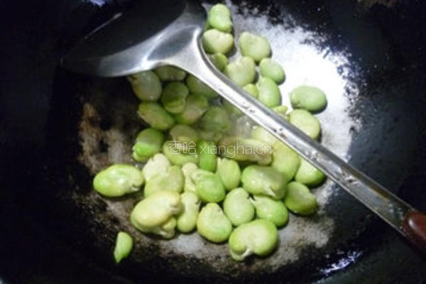 雪菜香干炒蚕豆的做法图解7