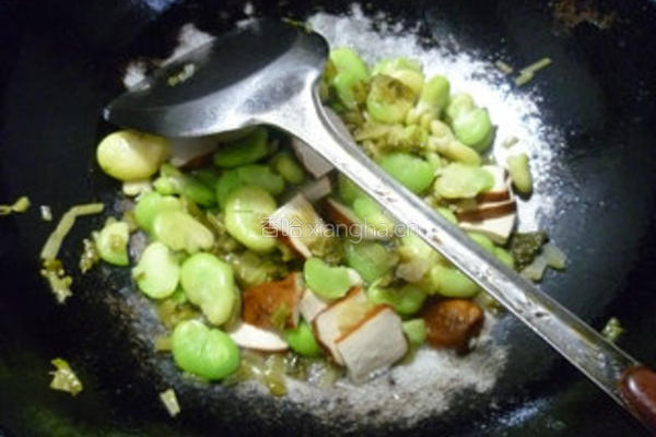雪菜香干炒蚕豆的做法图解9