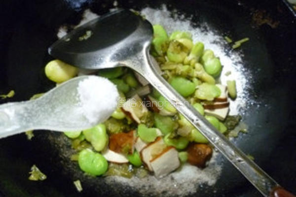 雪菜香干炒蚕豆的做法图解10