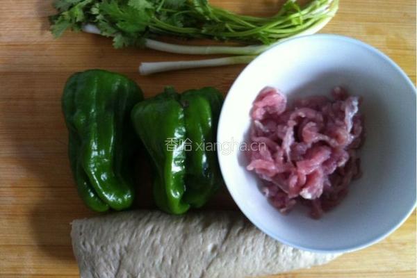青椒肉丝炒水面筋的做法图解1