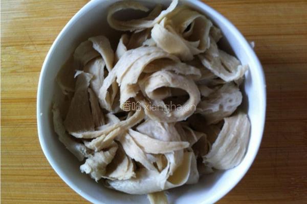 青椒肉丝炒水面筋的做法图解2