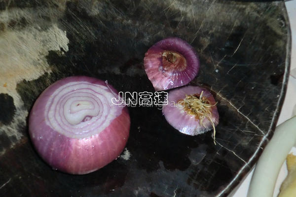 洋葱榨菜丝炒蘑菇的做法图解2