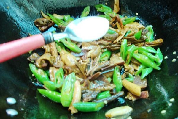 青椒炒牛肝菌的做法图解8