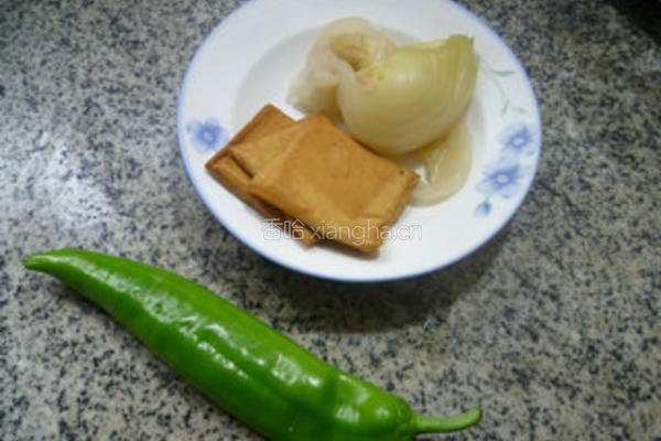 青椒香干炒酸菜的做法图解1