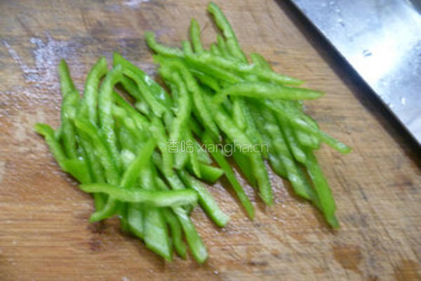 青椒香干炒酸菜的做法图解3
