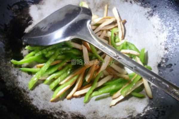 青椒香干炒酸菜的做法图解6