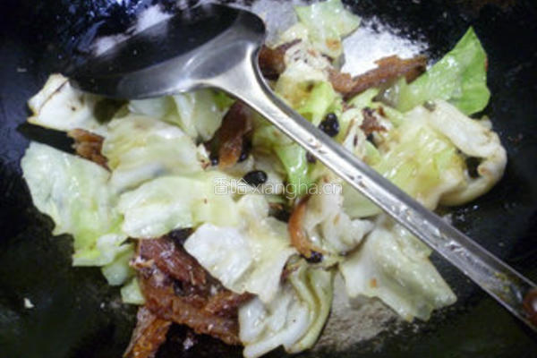 豆豉鲮鱼炒包心菜的做法图解5