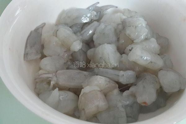 猪肉香菜虾丸汤的做法图解2