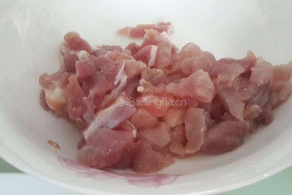 猪肉香菜虾丸汤的做法图解3
