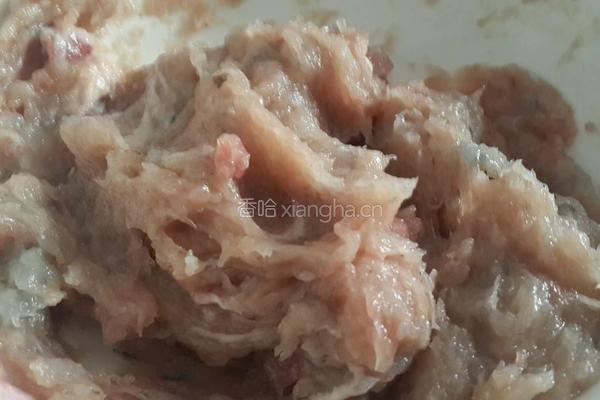 猪肉香菜虾丸汤的做法图解5