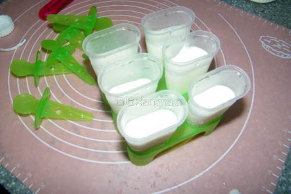 酸奶提子雪糕的做法图解3