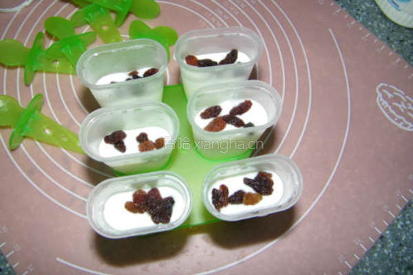 酸奶提子雪糕的做法图解4
