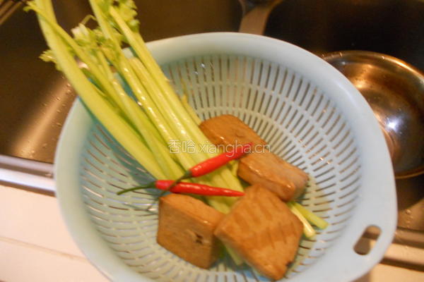芹菜炒香干的做法图解1