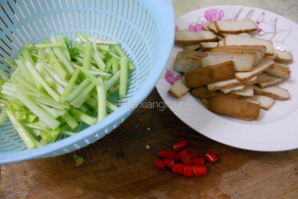 芹菜炒香干的做法图解2