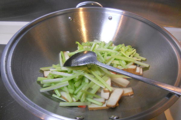 芹菜炒香干的做法图解5