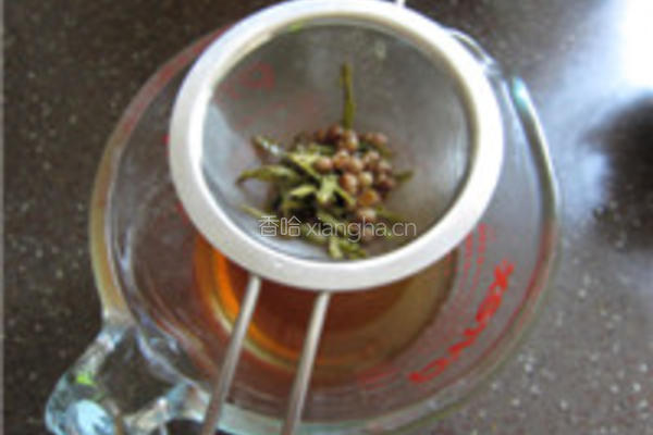 龙井茶香牛肉水饺的做法图解2