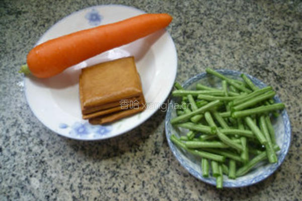 胡萝卜素炒面的做法图解1