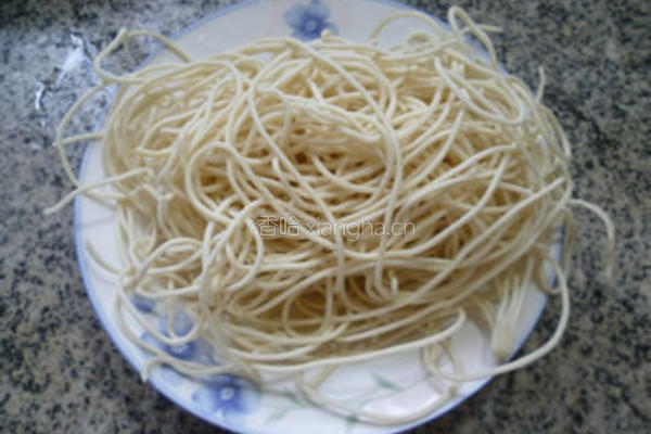 胡萝卜素炒面的做法图解2