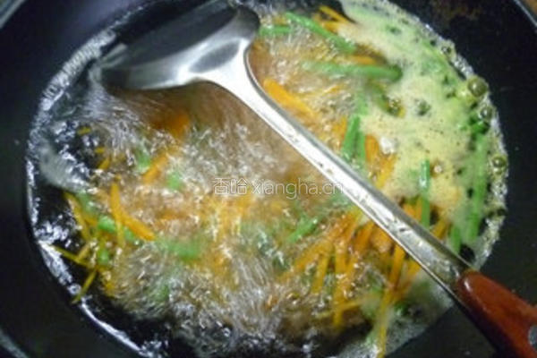 胡萝卜素炒面的做法图解7