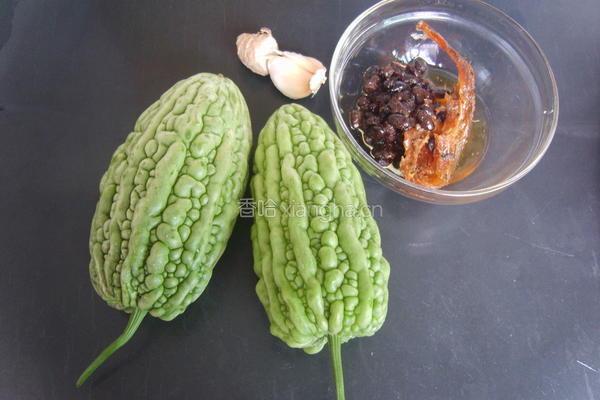 豆豉鲮鱼炒苦瓜的做法图解1