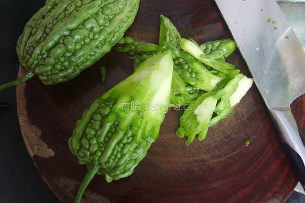 豆豉鲮鱼炒苦瓜的做法图解2