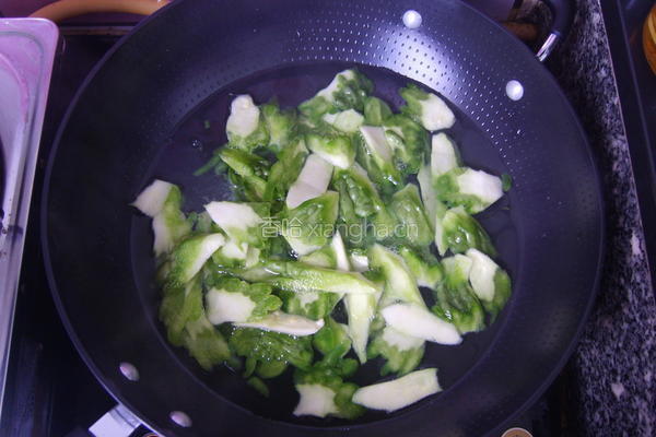 豆豉鲮鱼炒苦瓜的做法图解4