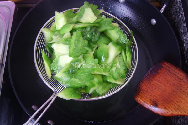 豆豉鲮鱼炒苦瓜的做法图解5
