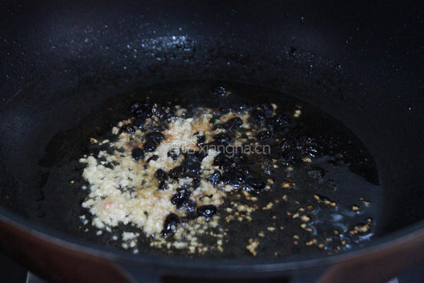 豆豉鲮鱼油麦菜的做法图解3
