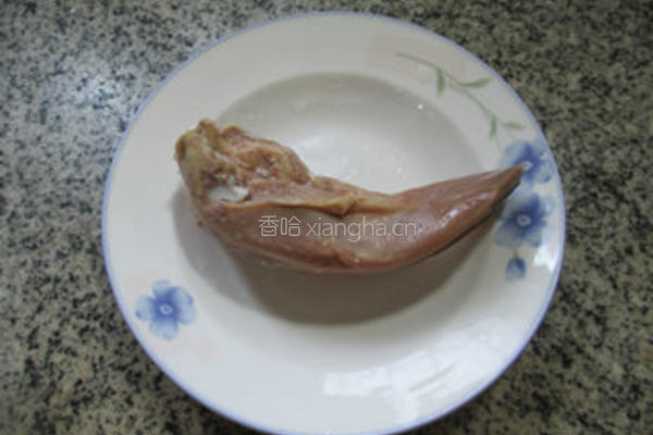 胡萝卜炒猪舌头的做法图解2