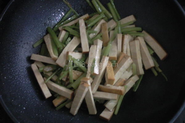 芹菜炒香干的做法图解4