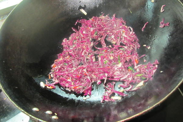蒜香甘蓝菜丝的做法图解6