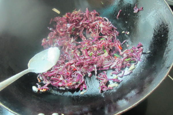 蒜香甘蓝菜丝的做法图解7