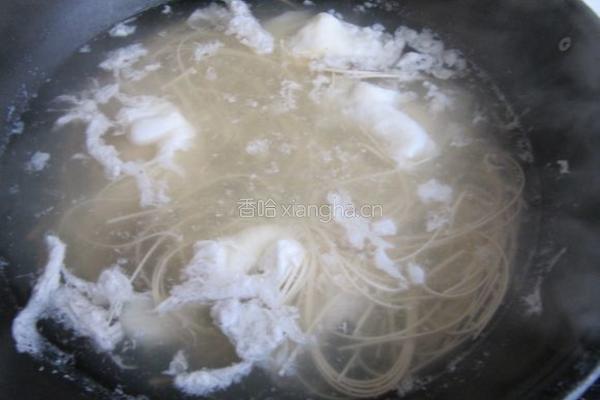 牛肉海鲜菇汤面的做法图解2