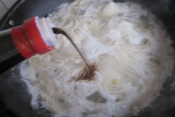 牛肉海鲜菇汤面的做法图解3
