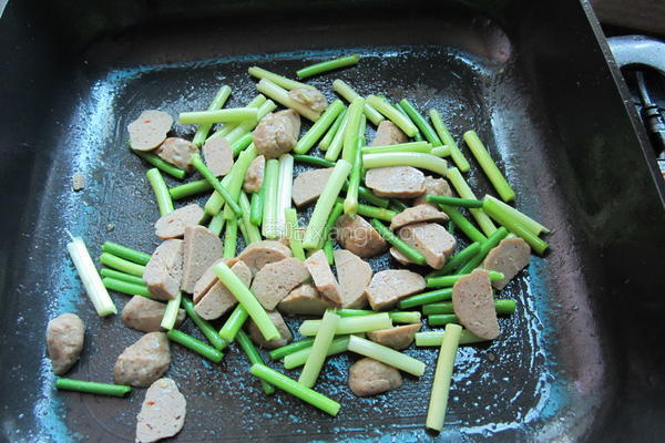 蒜苔炒鱼丸的做法图解6