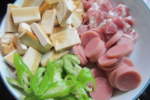 香干火腿炒肉的做法图解1