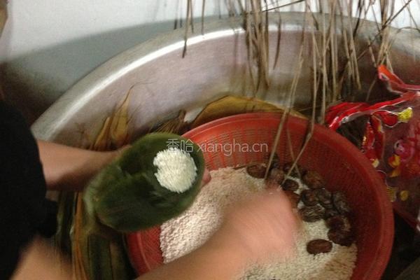 蜜枣甜粽的做法图解2